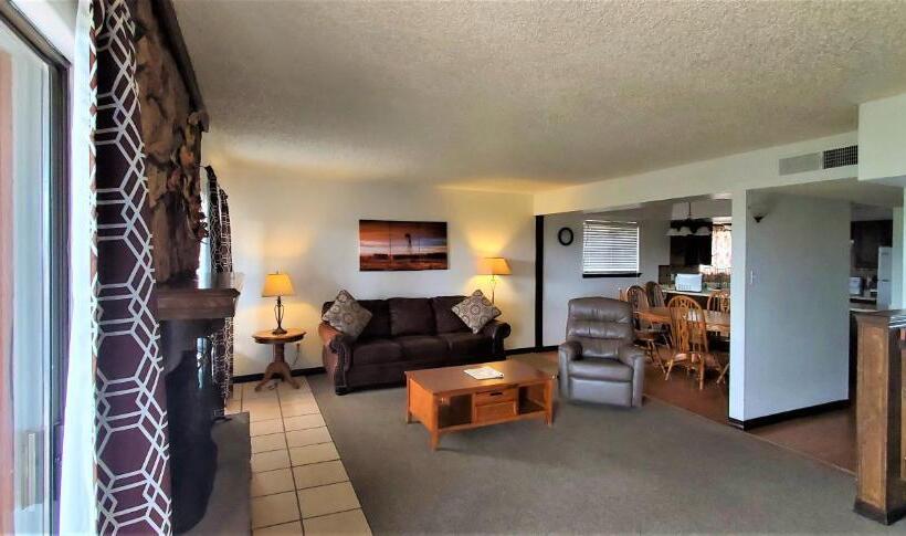 דירת שלושה חדרים, High Sierra Condominiums