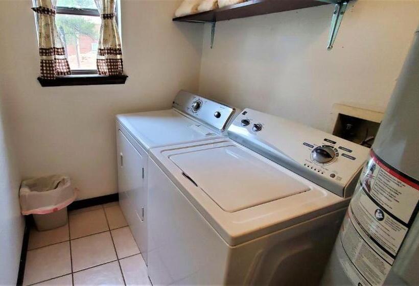 דירת שלושה חדרים, High Sierra Condominiums