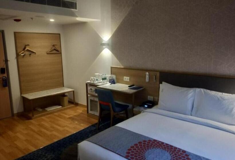 Mozgáskorlátozott Standard Szoba, Holiday Inn Express Gurugram Sector 50, An Ihg