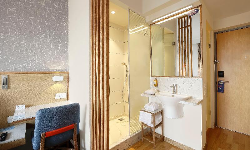 Standard Szoba Queen Size Bed, Holiday Inn Express Gurugram Sector 50, An Ihg