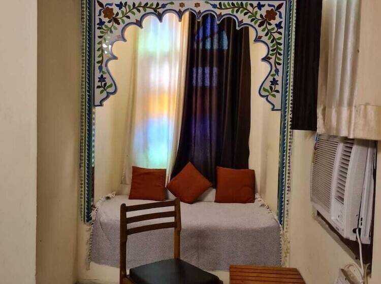 Quarto Superior, The Lake View Hotel  On Lake Pichola