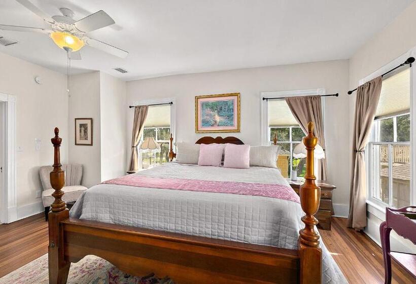 اتاق لوکس با تخت بزرگ, Golden Magnolia Marina Resort