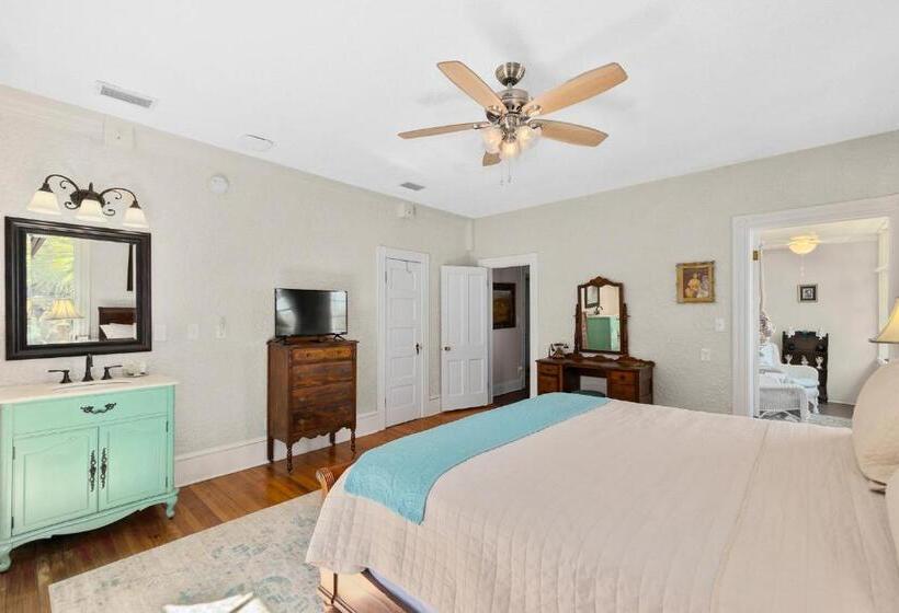 Deluxe Suite King Bed, Golden Magnolia Marina Resort