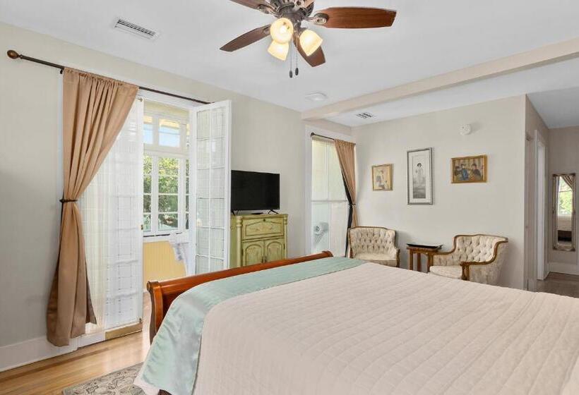 Deluxe Suite King Bed, Golden Magnolia Marina Resort