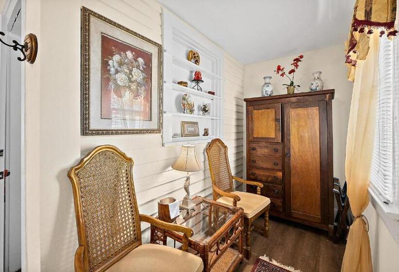 سوییت لوکس, Golden Magnolia Marina Resort