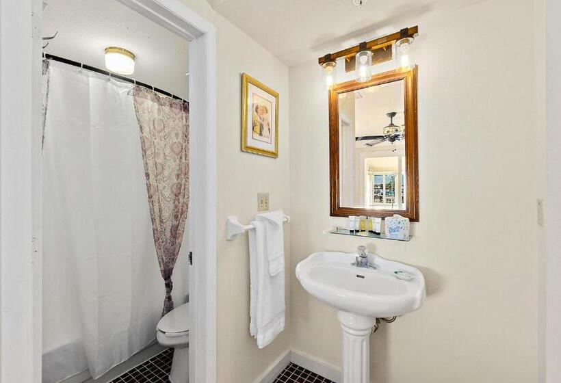 سوییت جونیور, Golden Magnolia Marina Resort