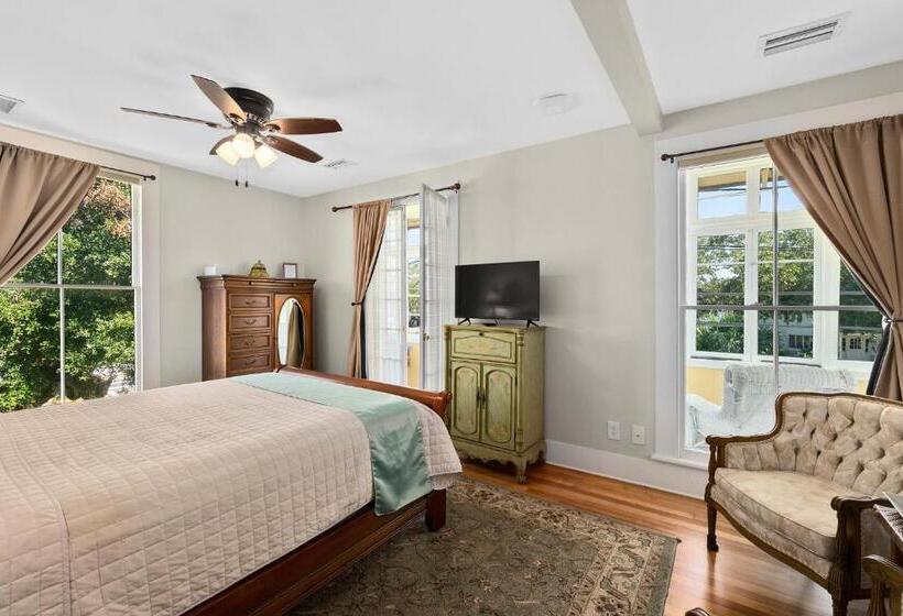 Deluxe Suite King Bed, Golden Magnolia Marina Resort