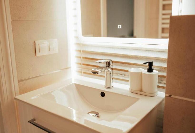 اتاق استاندارد چهار تخته, Villa Adele