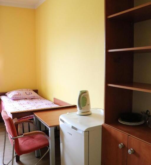 اتاق استاندارد چهارنفره با سرویس بهداشتی مشترک, Dom Studenta Pans   Akademik, Hostel