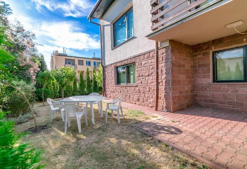 اتاق اکونومی, Kujawska Rooms