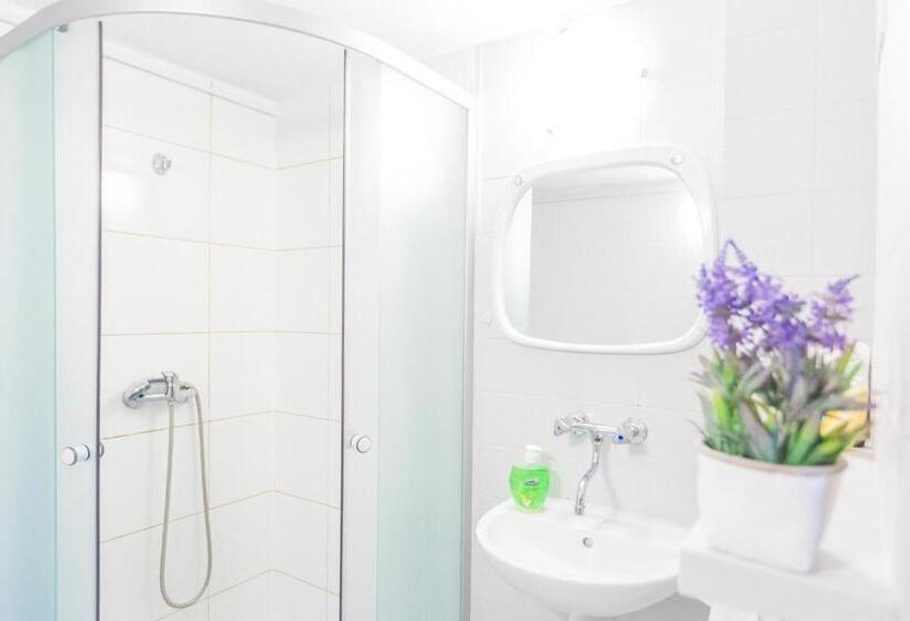 اتاق اکونومی, Kujawska Rooms