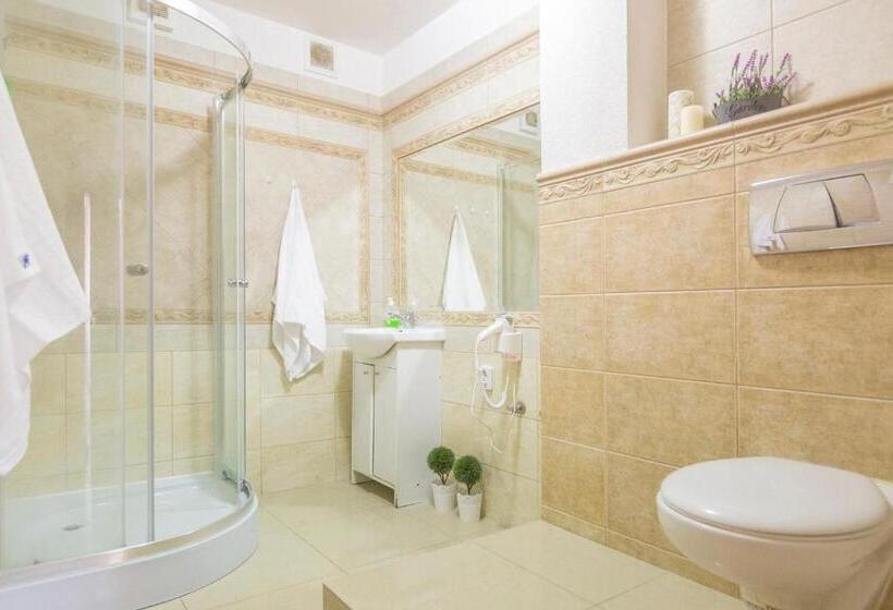 اتاق اکونومی, Kujawska Rooms
