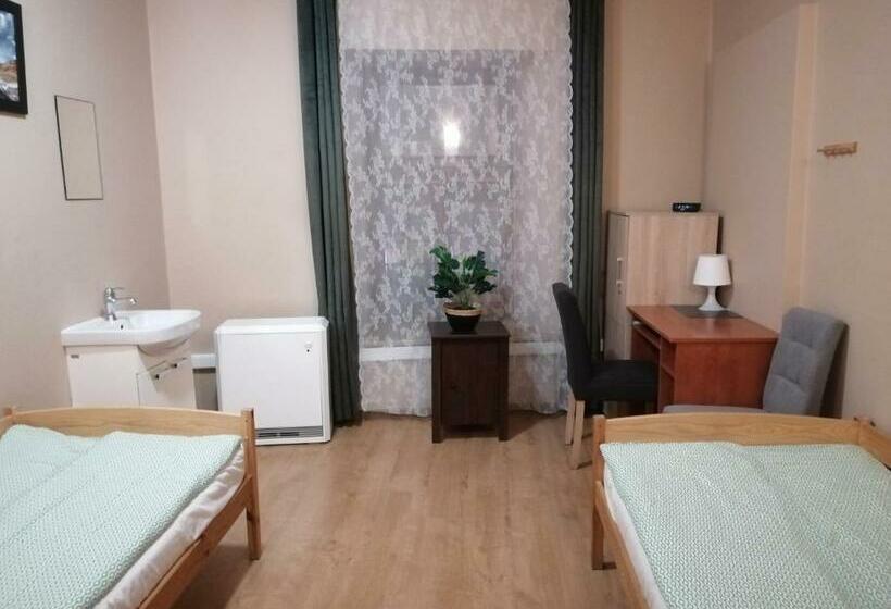 اتاق استاندارد با سرویس بهداشتی مشترک, Hostel Gliwice Centrum