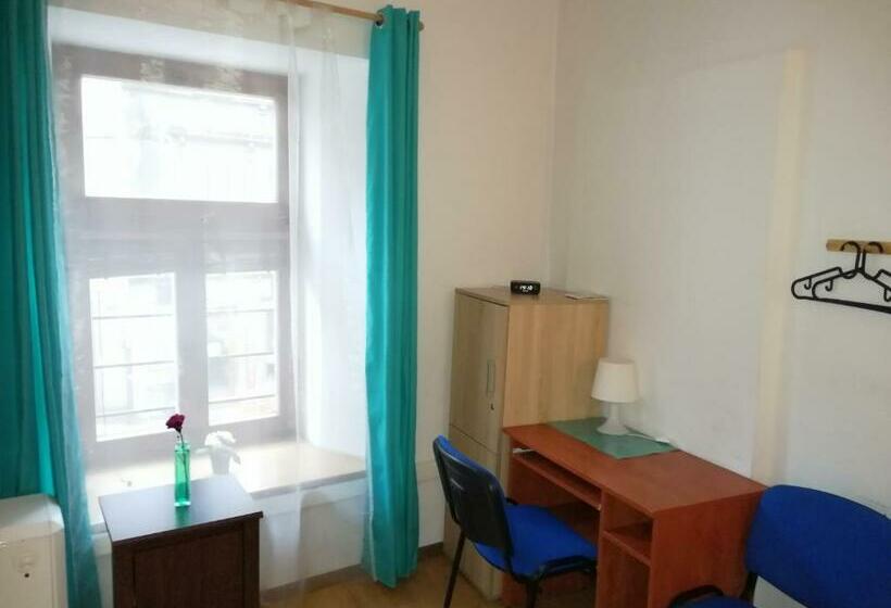 اتاق استاندارد با سرویس بهداشتی مشترک, Hostel Gliwice Centrum