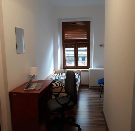 اتاق استاندارد یک تخته با سرویس بهداشتی مشترک, Hostel Gliwice Centrum