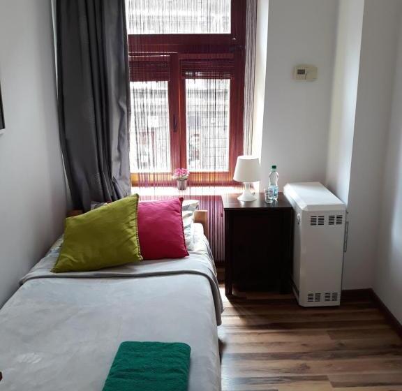 اتاق استاندارد یک تخته با سرویس بهداشتی مشترک, Hostel Gliwice Centrum