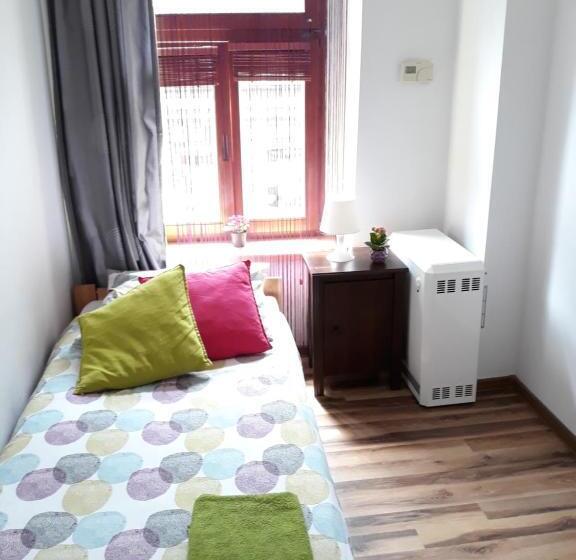 اتاق استاندارد یک تخته با سرویس بهداشتی مشترک, Hostel Gliwice Centrum