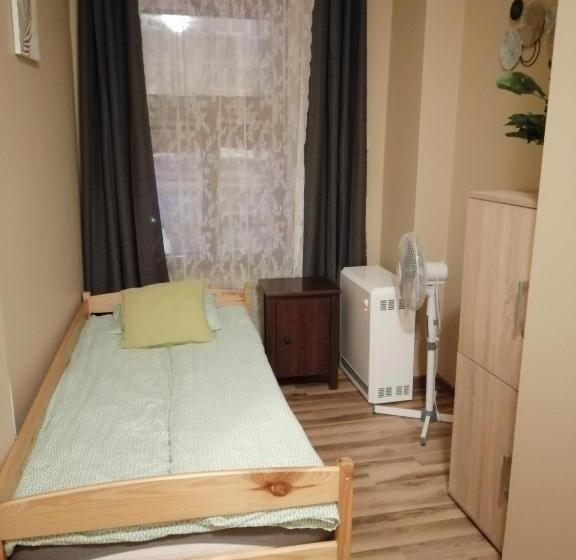 اتاق استاندارد یک تخته با سرویس بهداشتی مشترک, Hostel Gliwice Centrum