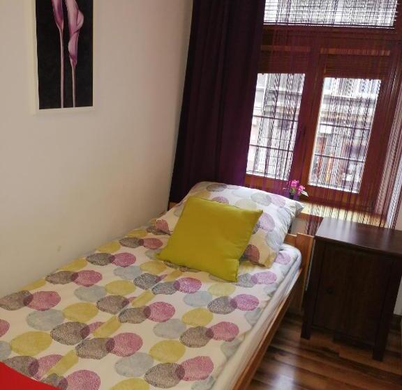 اتاق استاندارد یک تخته با سرویس بهداشتی مشترک, Hostel Gliwice Centrum