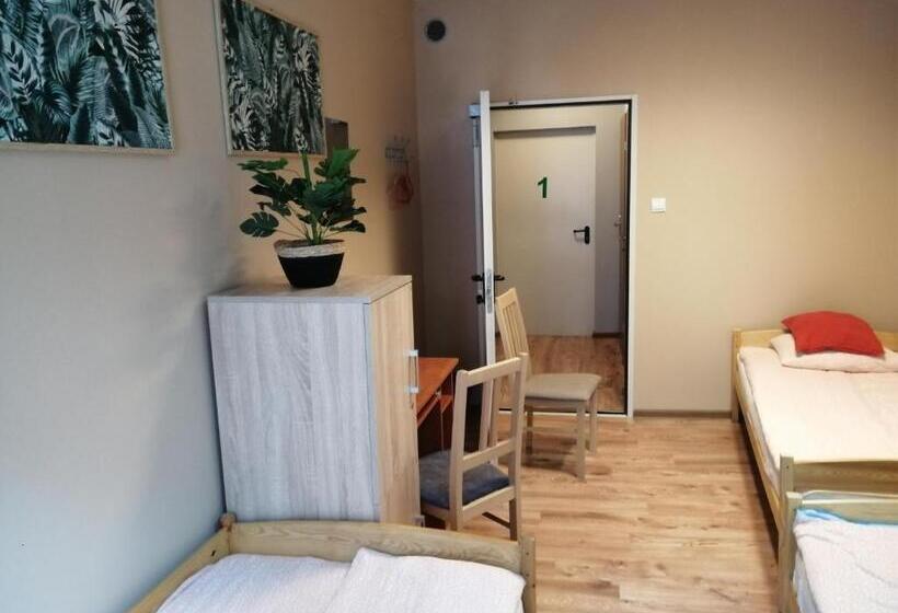اتاق استاندارد سه تخته با سرویس بهداشتی مشترک, Hostel Gliwice Centrum
