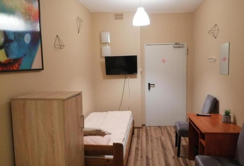 اتاق استاندارد سه تخته با سرویس بهداشتی مشترک, Hostel Gliwice Centrum