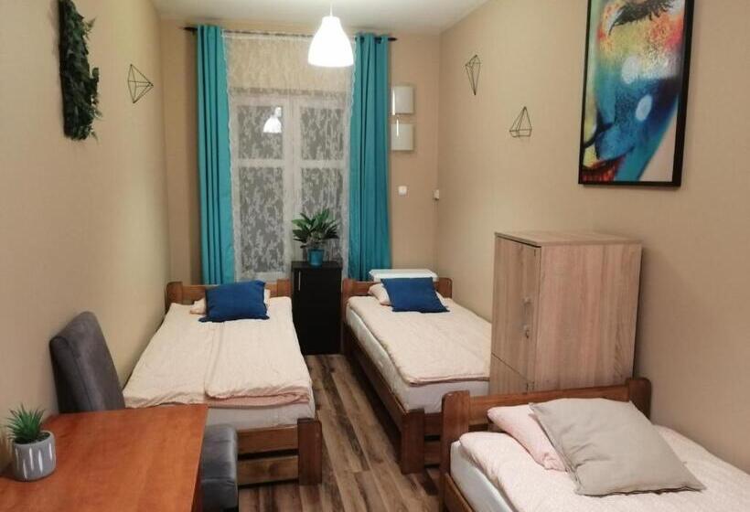 اتاق استاندارد سه تخته با سرویس بهداشتی مشترک, Hostel Gliwice Centrum