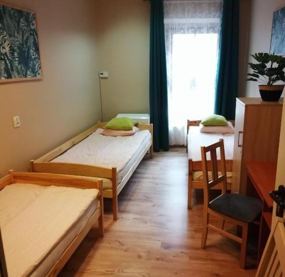 اتاق استاندارد سه تخته با سرویس بهداشتی مشترک, Hostel Gliwice Centrum