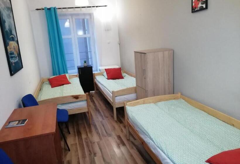 اتاق استاندارد سه تخته با سرویس بهداشتی مشترک, Hostel Gliwice Centrum