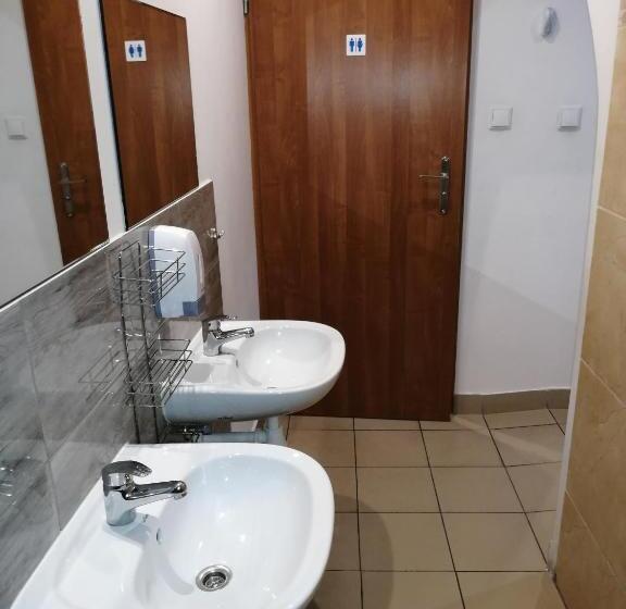 اتاق استاندارد سه تخته با سرویس بهداشتی مشترک, Hostel Gliwice Centrum