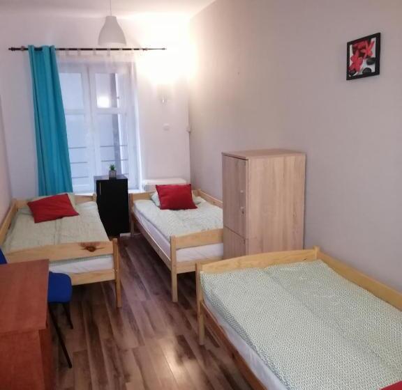 اتاق استاندارد سه تخته با سرویس بهداشتی مشترک, Hostel Gliwice Centrum