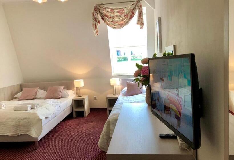 اتاق استاندارد سه نفره, Villa Antica
