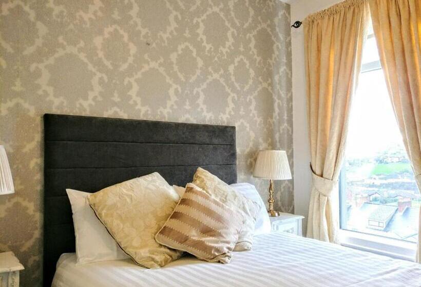 اتاق استاندارد سه نفره, Serendipity House