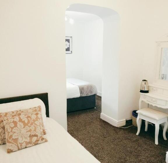 اتاق استاندارد سه نفره, Serendipity House