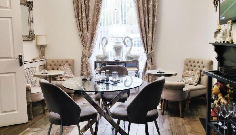 اتاق لوکس, Serendipity House