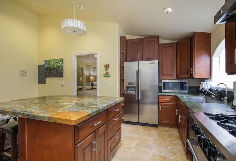 Люкс Кровать Кинг, The Vendange Carmel Inn & Suites