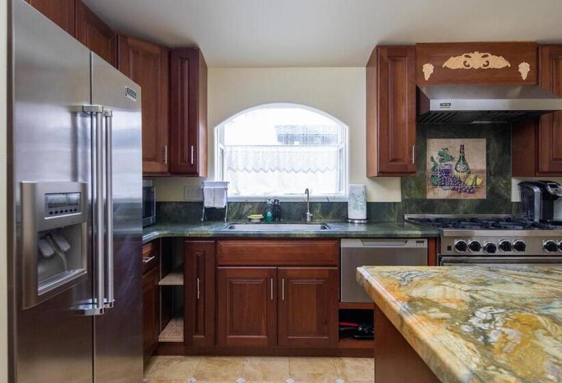 Люкс Кровать Кинг, The Vendange Carmel Inn & Suites