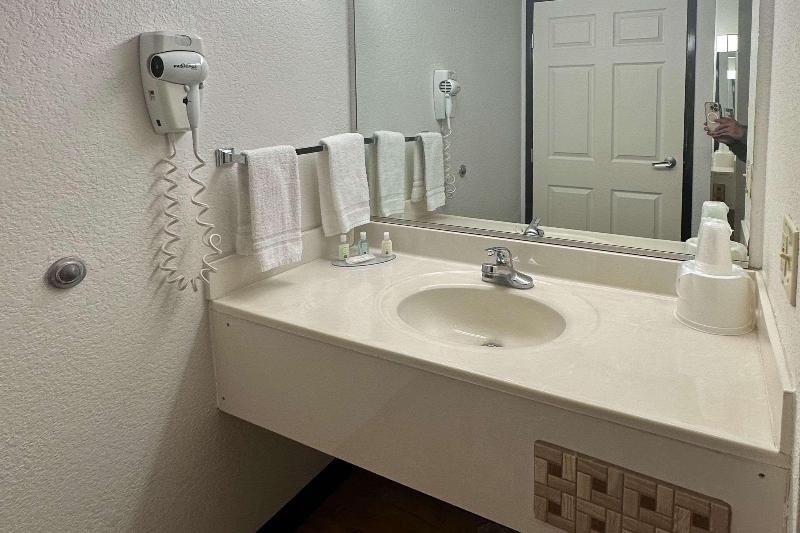 带大床的套房, Hill Country Inn And Suites