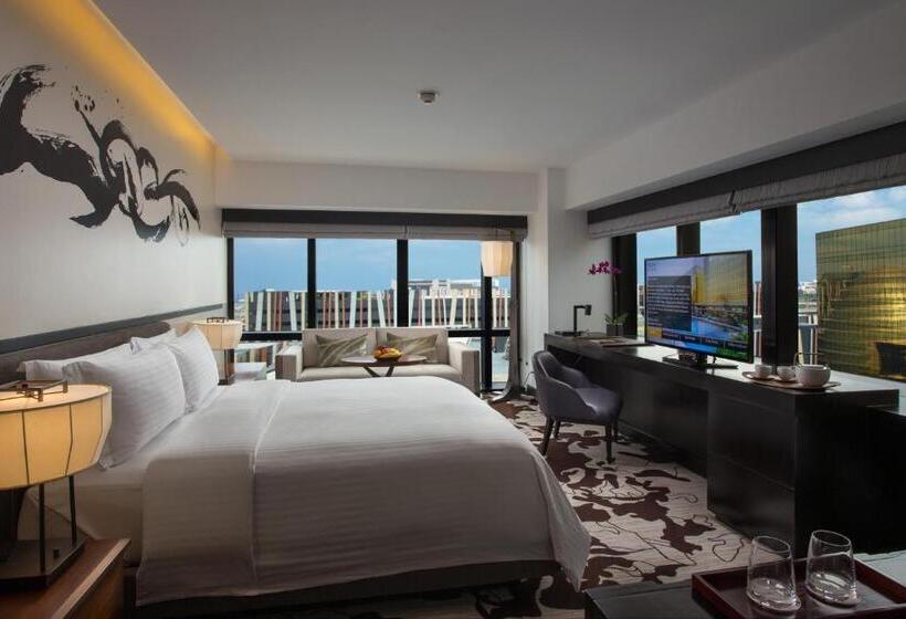 Номер Premium Вид на Бассейн, City Of Dreams   Nobu Hotel Manila