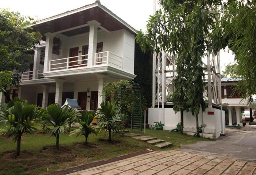 اتاق استاندارد با چشم‌انداز استخر, Myanmar Life