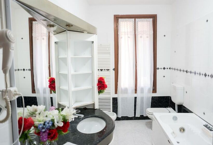 اتاق استاندارد با سرویس بهداشتی مشترک, Backpackers House Venice   Hostel
