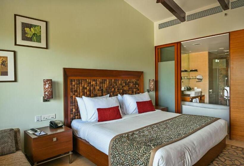 Номер Классика Кровать Кинг, Fariyas Resort, Lonavala