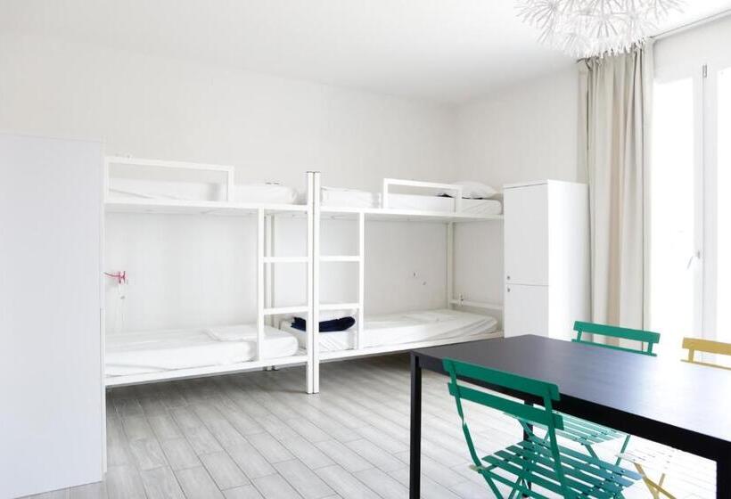 スタンダードルーム, Meet Gardalake Hostel