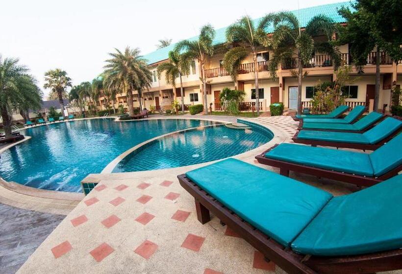 اتاق سوپریور با چشم‌انداز استخر, The Green Beach Resort