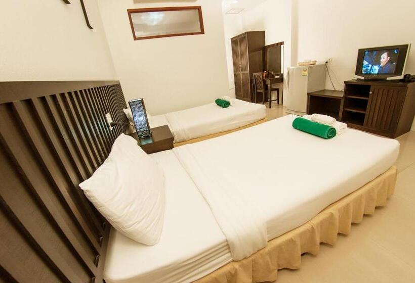 اتاق سوپریور با چشم‌انداز استخر, The Green Beach Resort