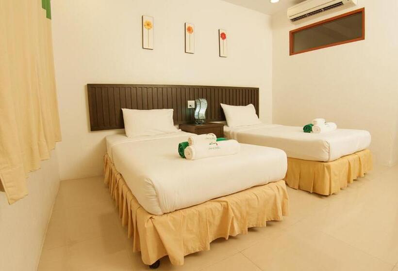 اتاق سوپریور با چشم‌انداز استخر, The Green Beach Resort