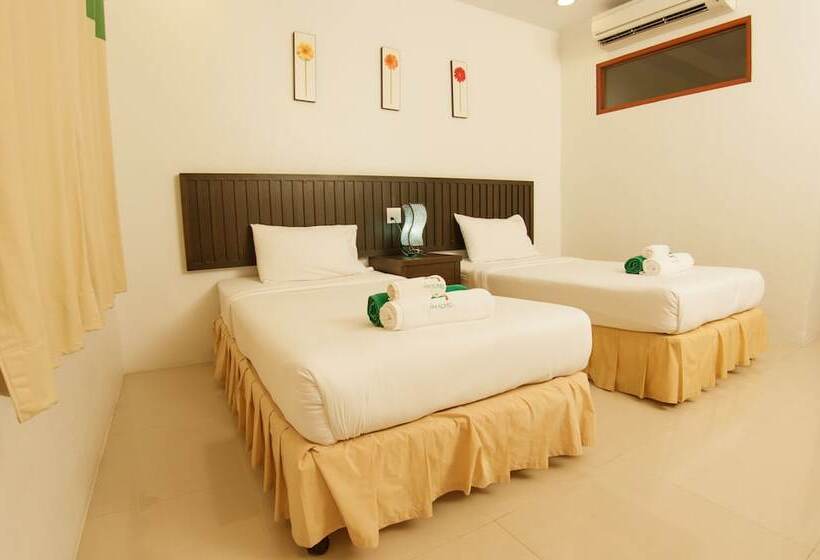 اتاق سوپریور با چشم‌انداز استخر, The Green Beach Resort