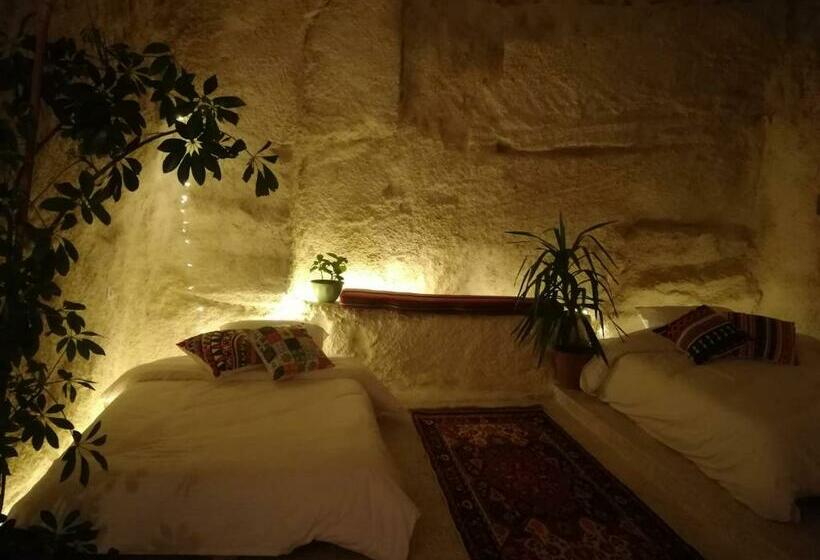 اتاق خانوادگی, 7 Caves