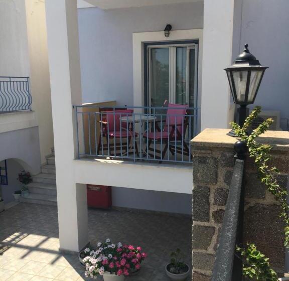 اتاق استاندارد با بالکن و چشم‌انداز دریا, Ktm Sunny Villas