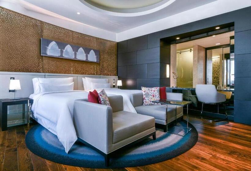 Номер Executive Вид на Бассейн, The Westin Doha Hotel & Spa