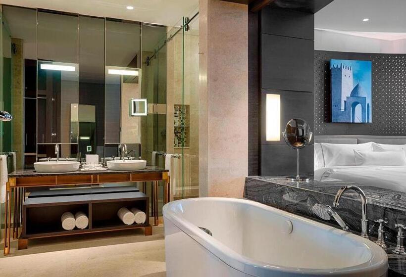 Номер Deluxe Вид на Бассейн, The Westin Doha Hotel & Spa